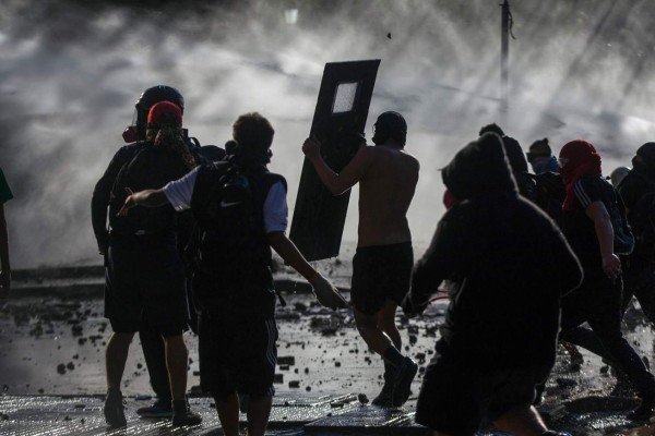 Mujer pierde la visión tras ser alcanzada por bomba lacrimógena en Chile