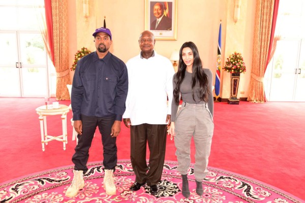 Critican a Kanye West por darle un regalo a presidente de Uganda