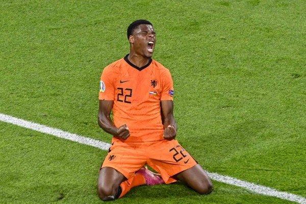 Netherlands' defender Denzel Dumfries celebrates after scoring the third goal during the UEFA EURO 2020 Group C football match between the Netherlands and Ukraine at the Johan Cruyff Arena in Amsterdam on June 13, 2021. (Photo by Olaf Kraak / POOL / AFP)