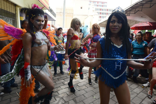 Las palillonas, las reinas de los desfiles patrios en Honduras