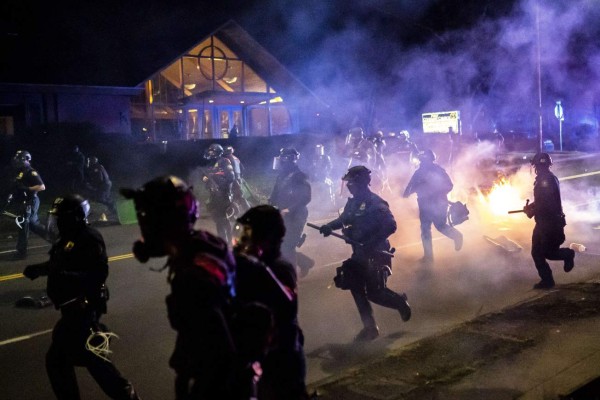 Decenas de detenidos en violentas protestas en Mineápolis por muerte de afroamericano