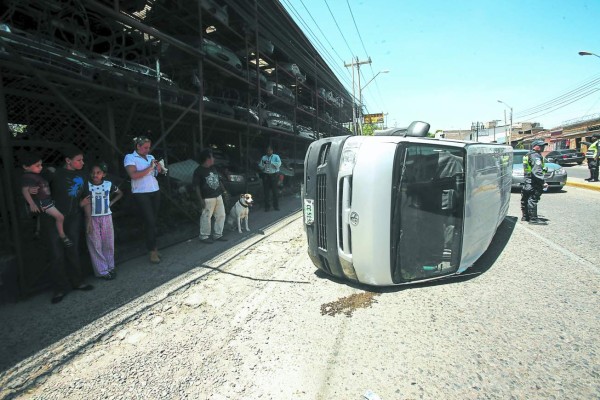 'Rapiloco” vuelca en bulevar de Tegucigalpa: siete heridos