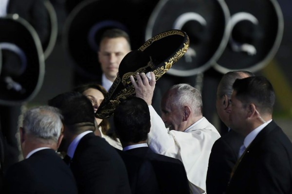 MEX53. CIUDAD DE MÉXICO (MÉXICO), 12/02/2016.- El papa Francisco (i) saluda a un grupo de mariachis a su llegada hoy, viernes 12 de febrero de 2016, en el hangar presidencial del Aeropuerto Internacional de Ciudad de México (México). Francisco visitará cuatro estados mexicanos como parte de su primer viaje como papa a México, entre el 12 y el 17 de febrero de 2016. EFE/José Méndez