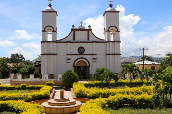 Templo Católico: Se encuentra frente al parque central. En sus alrededores sobresale un hermoso jardín.