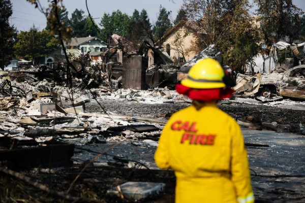 Los bomberos avanzan contra los incendios de California mientras temen más víctimas  