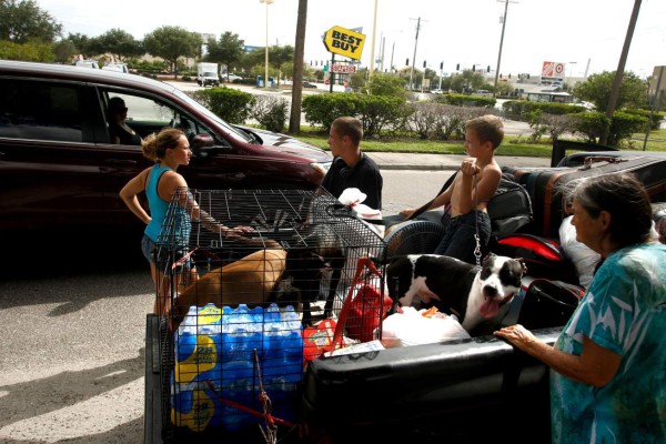 Tampa se prepara de urgencia tras cambio de rumbo de Irma