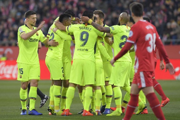 Barcelona doblega al Girona del 'Choco' Lozano y sigue firma en la cima