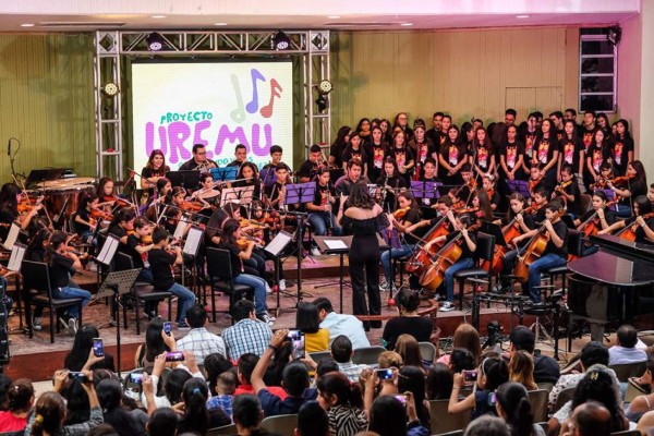 Con música lleva esperanza a cientos de niños sampedranos