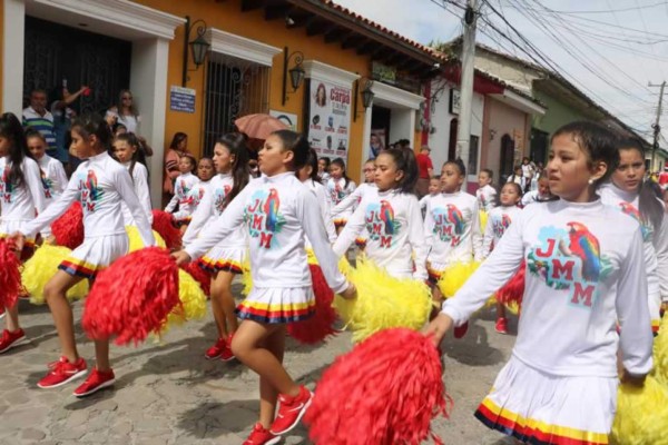 Fervor patrio en desfiles de Santa Rosa de Copán