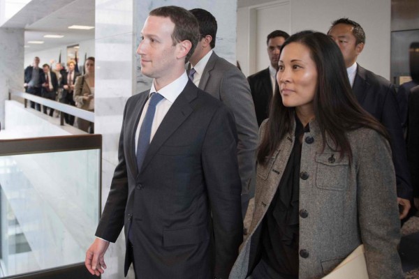 Zuckerberg, el multimillonario tímido pide perdón al Congreso de EEUU
