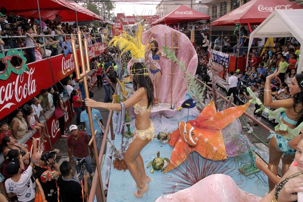 La Ceiba se enciende con su gran desfile de carrozas y carnaval