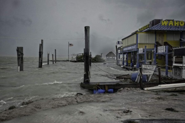 El huracán Irma cerca de azotar los Cayos de Florida
