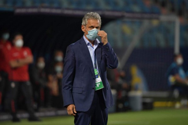 Colombia's coach Reinaldo Rueda gestures during the Conmebol Copa America 2021 football tournament group phase match against Peru at the Olympic Stadium in Goiania, Brazil, on June 20, 2021. (Photo by NELSON ALMEIDA / AFP)