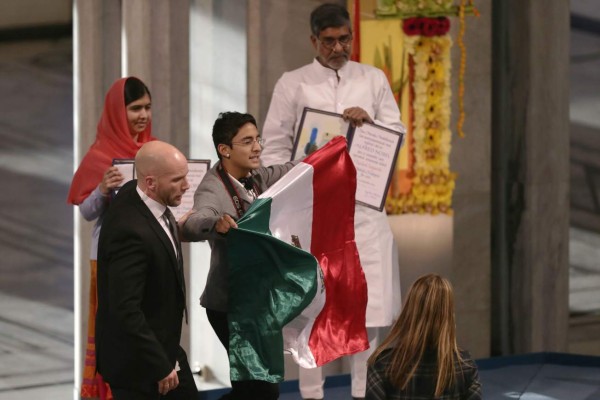 Joven con bandera de México interrumpe ceremonia del Nobel