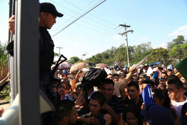 Hondureños abarrotan la Feria del Empleo en San Pedro Sula