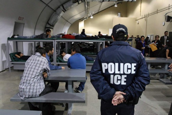 Demócratas piden cerrar centros de detención de migrantes