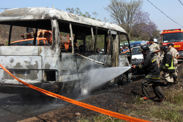 Pandilleros queman bus y a su conductor en Tegucigalpa