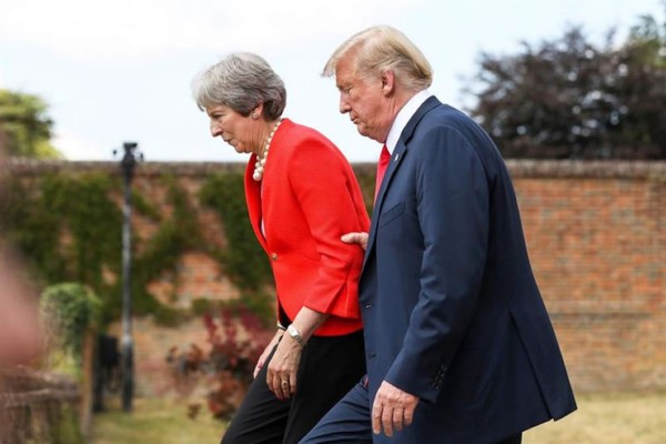 La foto de Trump agarrando a May ilustra las portadas de la prensa británica
