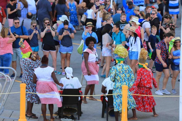 Más de 12,000 cruceristas arribaron a la isla de Roatán