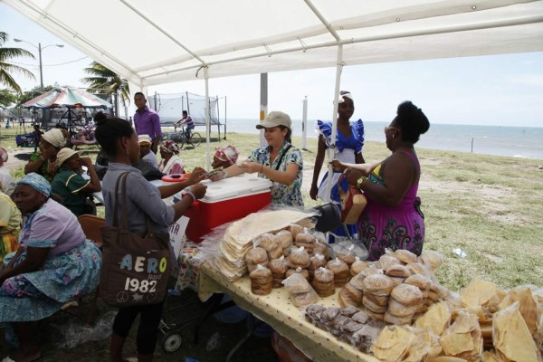 Hondureños disfrutan de playas y ríos antes de iniciar Semana Santa