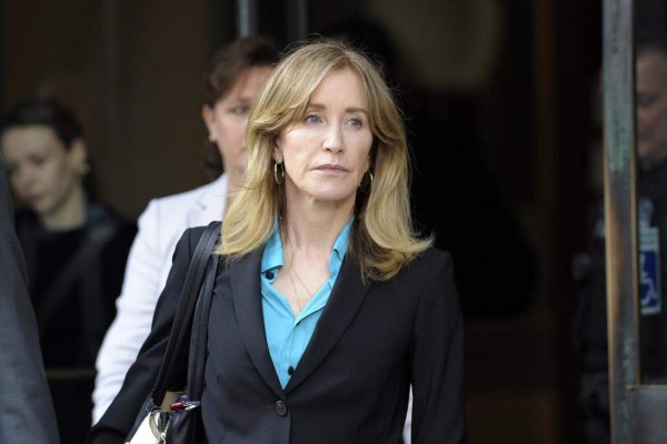 Felicity Huffman termina su condena por caso de fraude   