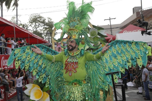 Eduardo Zablah, con exótico plumaje durante el desfile de La Ceiba