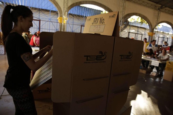 Cierran centros de votación en El Salvador y comienza recuento de papeletas