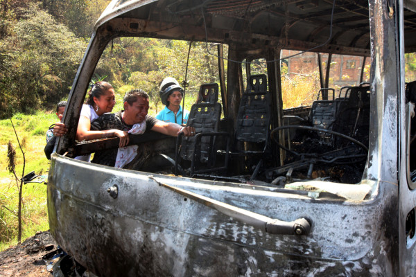 Pandilleros queman bus y a su conductor en Tegucigalpa