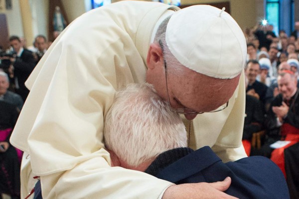 El Papa llora ante el relato de un sacerdote condenado a muerte