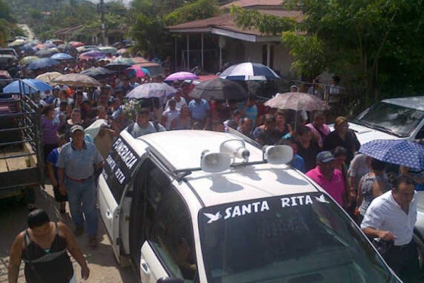 Sepultan al periodista hondureño Herlyn Espinal entre aplausos