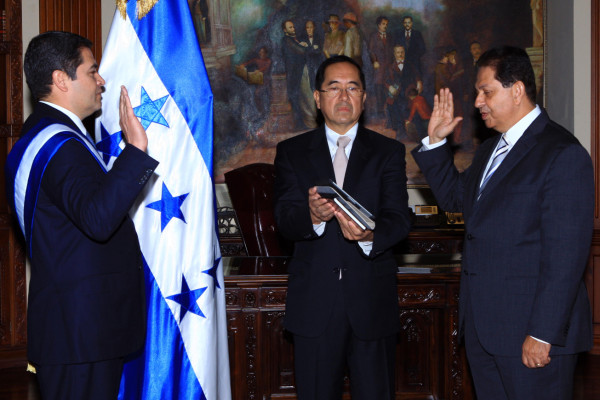 Presidente Juan Orlando Hernández juramenta a 13 funcionarios