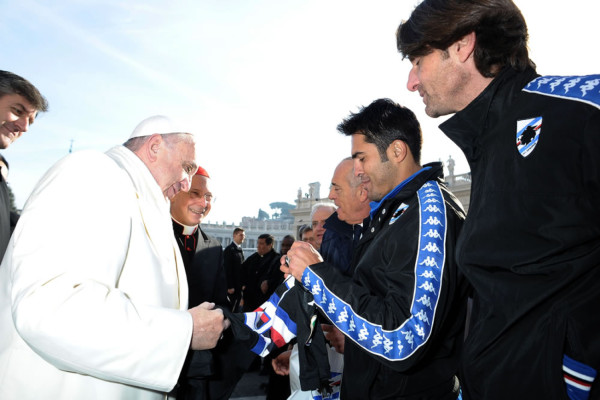 El Papa invitó a un cura a pasear en el papamóvil: '¡Vení, subí!'