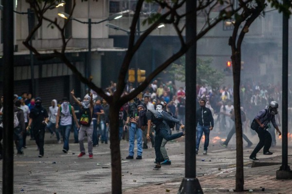 Detienen a dos policías por muerte de joven durante protestas en Venezuela
