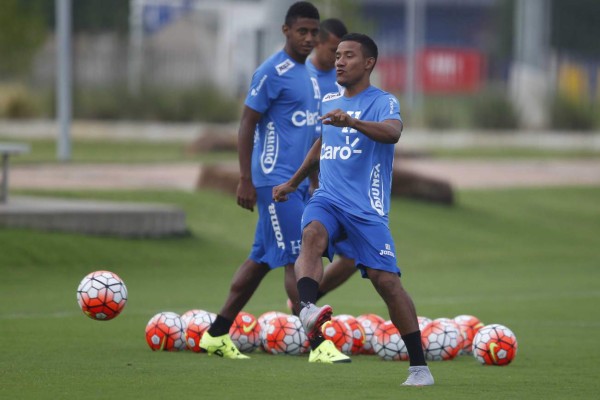 Luis Garrido se integra a los entrenamientos de la Selección Nacional