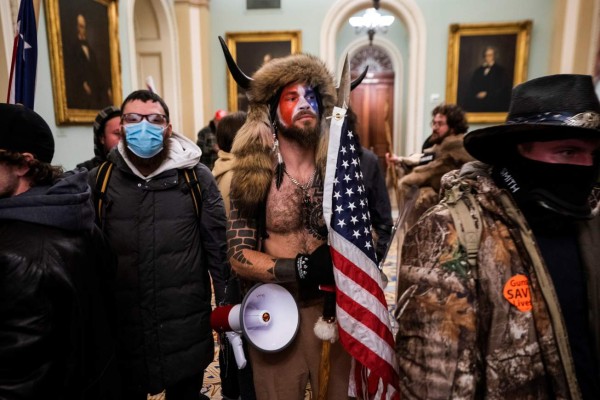 Quién es el hombre vestido con pieles y cuernos que se tomó el Capitolio