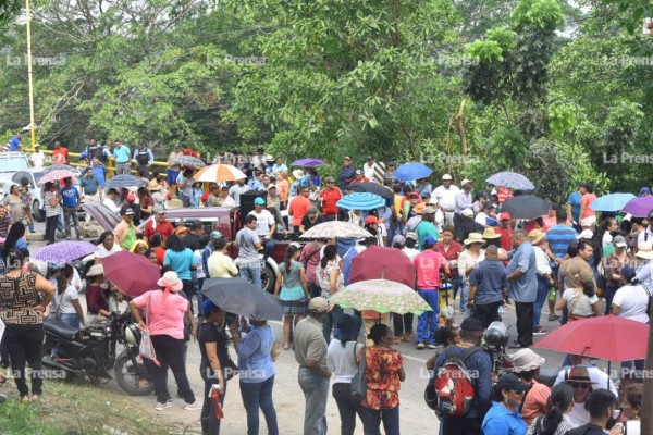 Médicos y maestros trancan vías en La Ceiba y San Pedro Sula