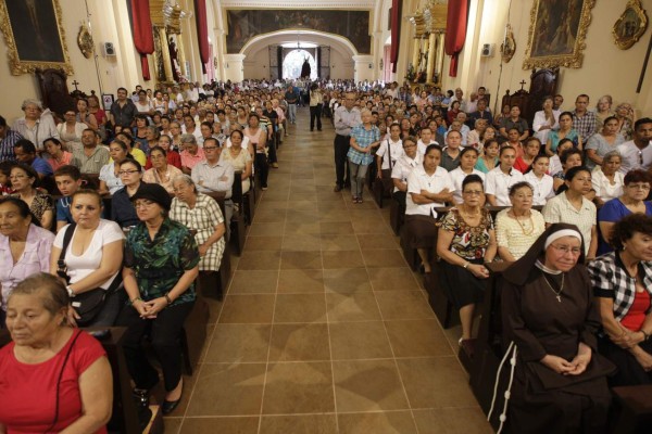 La procesión concluyó en la Catedral de Tegucigalpa adonde se celebró una misa en honor a San Miguel.