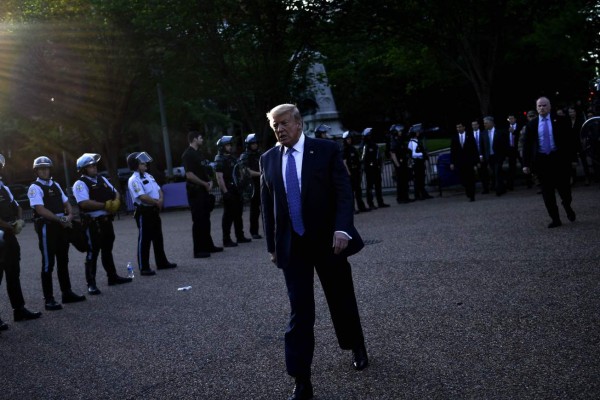 Trump suspende vuelos de aerolíneas chinas a EEUU