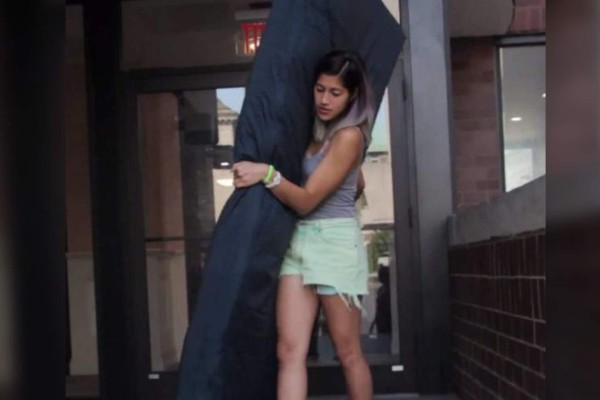 Universitaria arrastra su colchón en protesta por violación