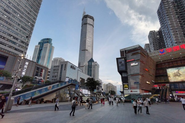 VIDEO: Un rascacielos de 73 pisos se tambalea y desata el pánico en China