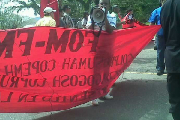 Con toma de carretera del norte, maestros hondureños piden pagos