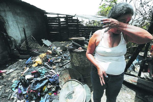 Pedazo de leña del fogón deja sin casa a madre soltera