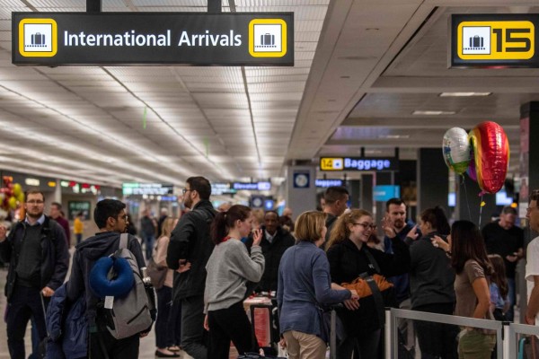 Caos en aeropuertos de EEUU por pruebas de coronavirus a pasajeros