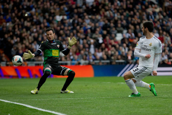 Real Madrid golea al Elche y se pone líder de la Liga