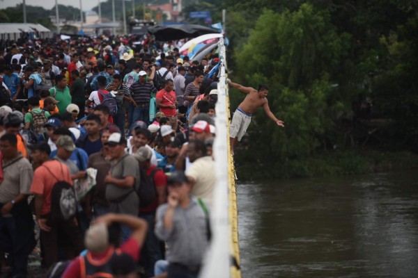 Miles de hondureños en México reanudan caravana migrante hacia EEUU