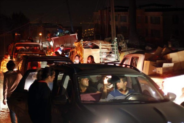 Siguen activos varios focos del incendio en Valparaíso; Envían ayuda