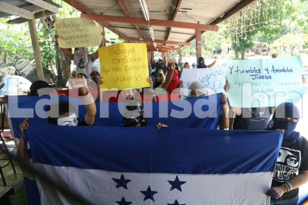 Estudiantes entregan la Unah-vs tras 9 días de toma