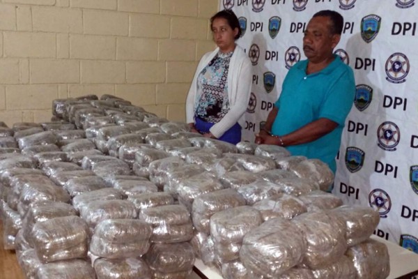 Capturan a pareja con 400 libras de marihuana