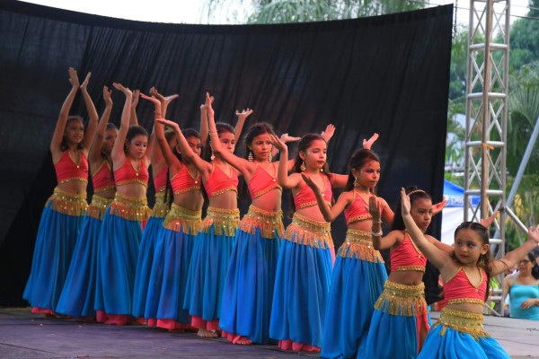 Bailarines muestran su talento y arte