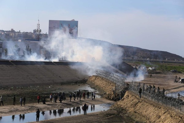 EEUU advierte que volvería a recurrir al gas lacrimógeno ante los migrantes